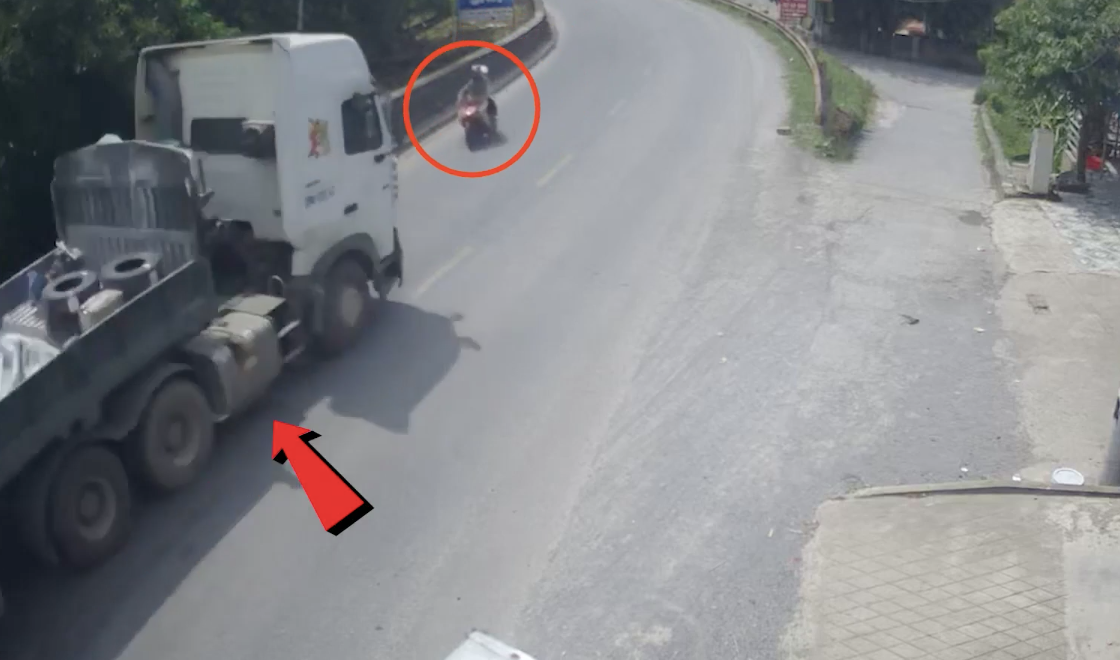 CLIP: Xe đầu kéo vượt ẩu tông đôi nam nữ sắp cưới tử vong