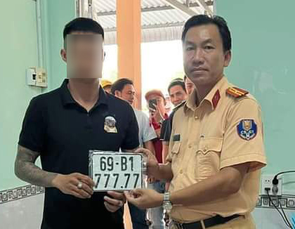 Thanh niên ở Cà Mau bấm được biển số xe "ngũ quý" 77777