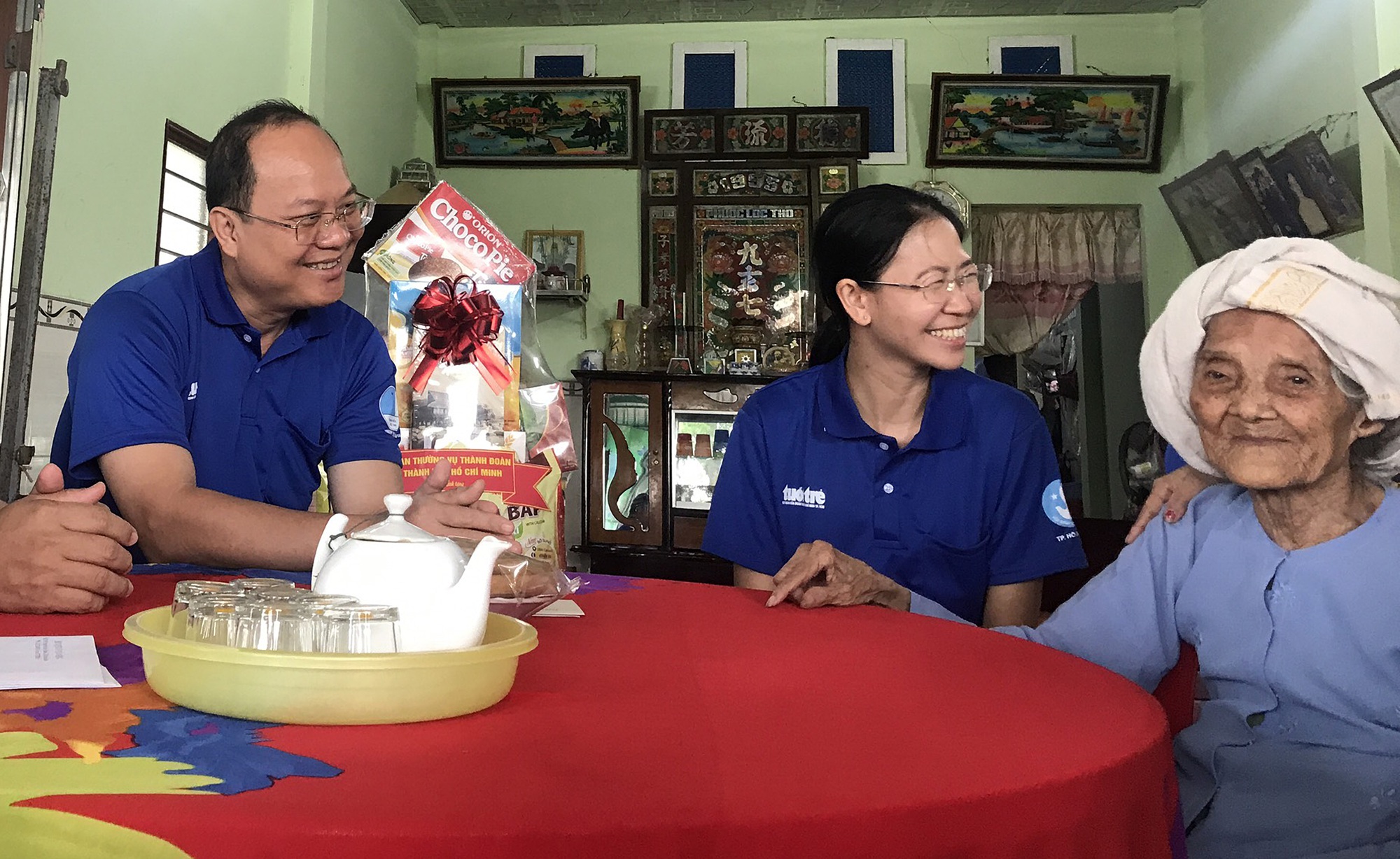 Phó Bí thư Thành ủy TP HCM thăm hỏi, động viên sinh viên tình nguyện tại Đồng Tháp - Ảnh 2.