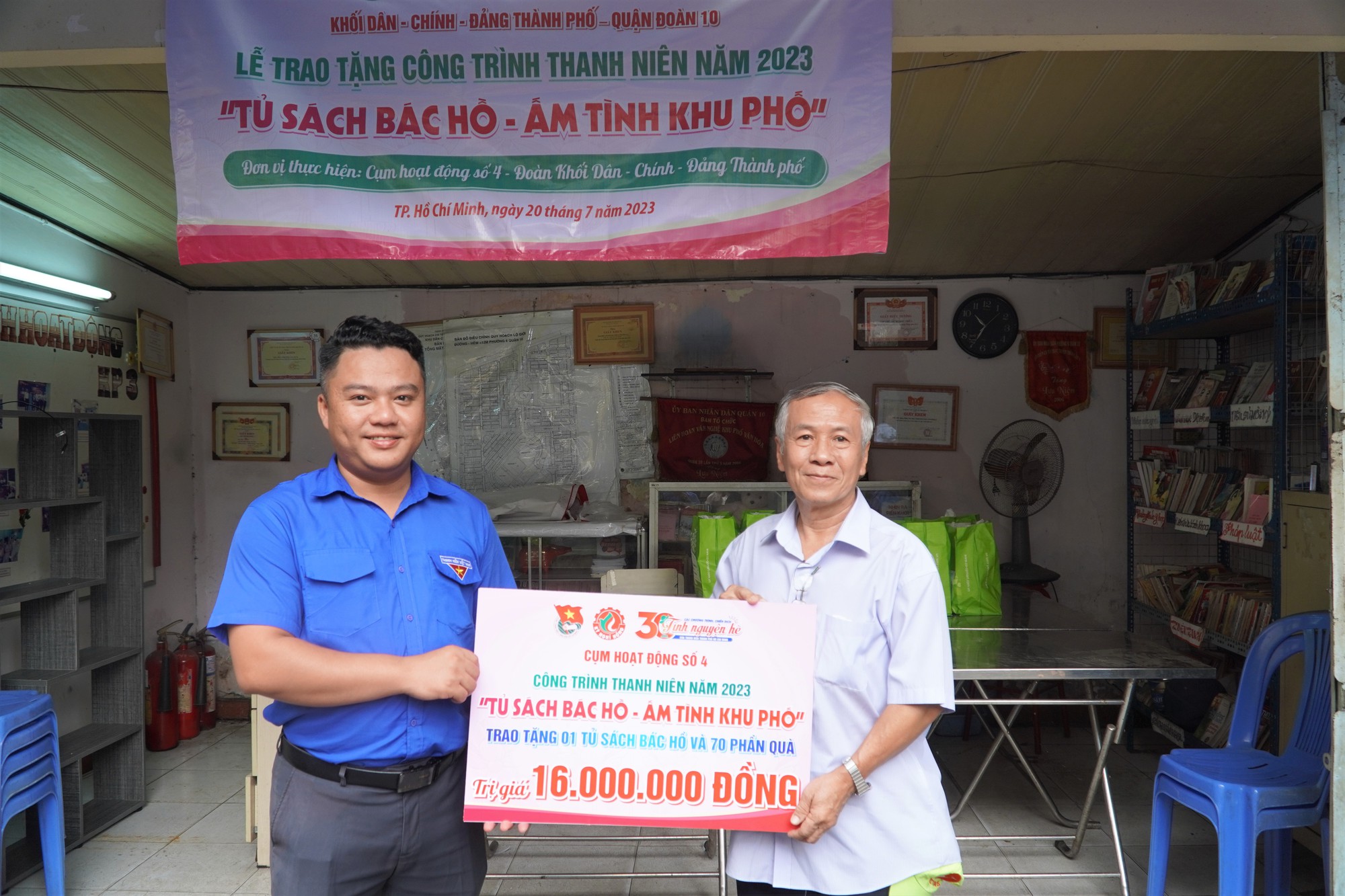 Trao tặng c&ocirc;ng tr&igrave;nh thanh ni&ecirc;n năm 2023 &ldquo;Tủ s&aacute;ch B&aacute;c Hồ - Ấm t&igrave;nh khu phố&rdquo; - Ảnh 2.