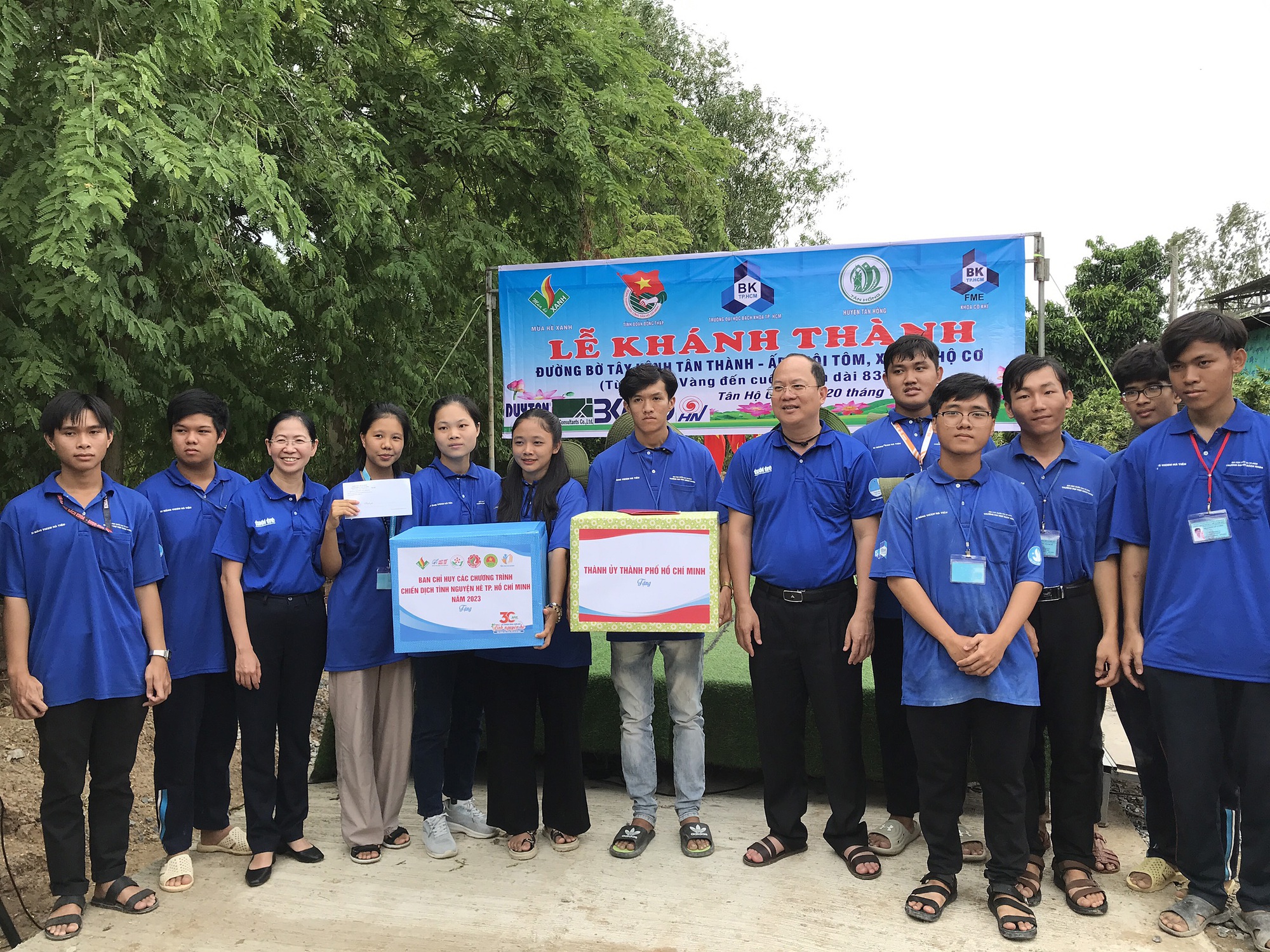 Phó Bí thư Thành ủy TP HCM thăm hỏi, động viên sinh viên tình nguyện tại Đồng Tháp - Ảnh 4.