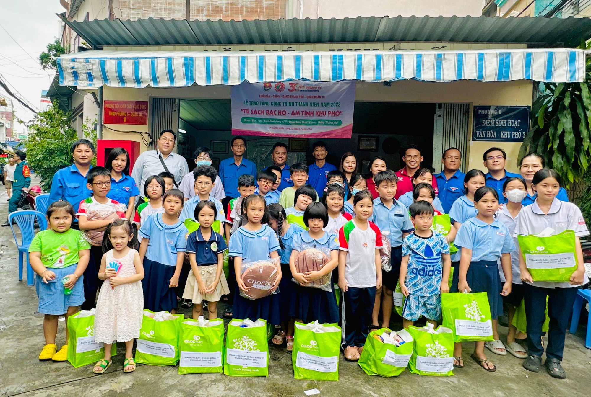 Trao tặng c&ocirc;ng tr&igrave;nh thanh ni&ecirc;n năm 2023 &ldquo;Tủ s&aacute;ch B&aacute;c Hồ - Ấm t&igrave;nh khu phố&rdquo; - Ảnh 3.