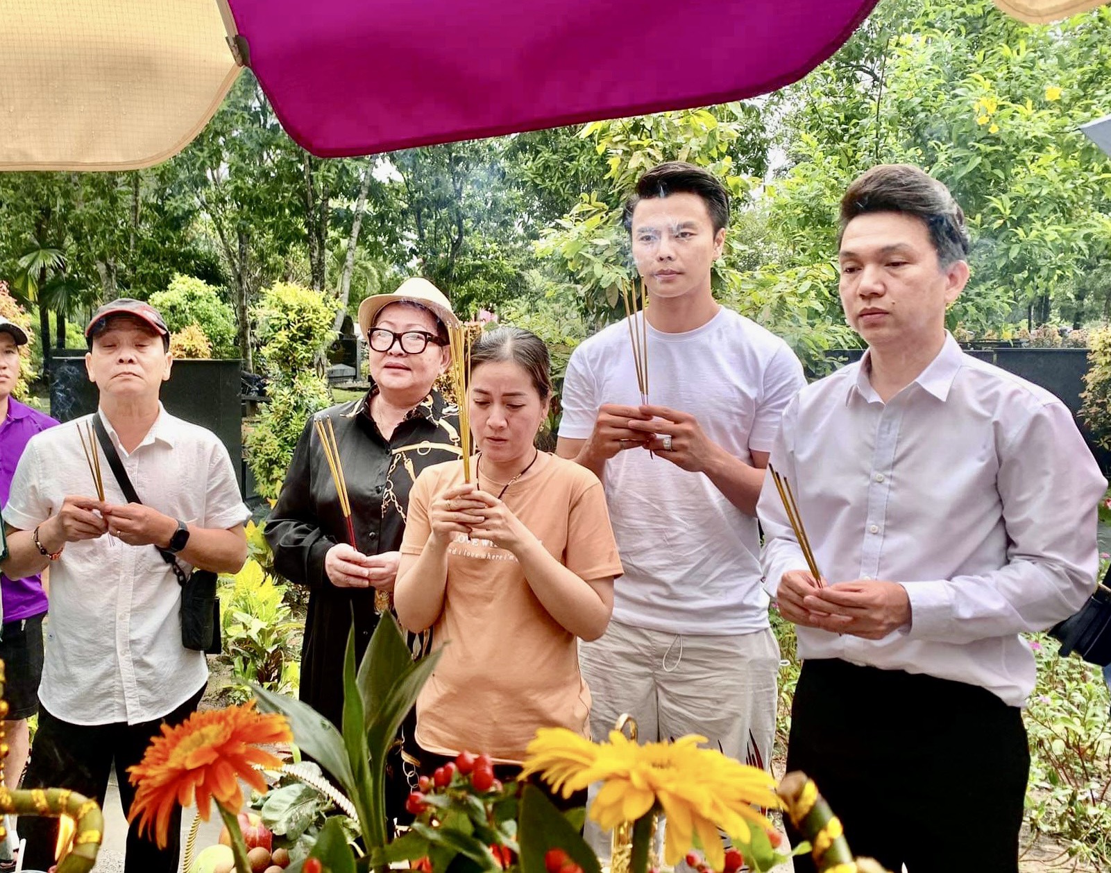 Ê kíp dựng vở “Cô đào hát” viếng mộ NSƯT Vũ Linh