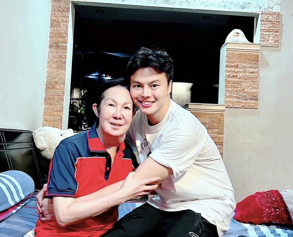 &Ecirc; k&iacute;p dựng vở &ldquo;C&ocirc; đ&agrave;o h&aacute;t&rdquo; viếng mộ NSƯT Vũ Linh - Ảnh 2.