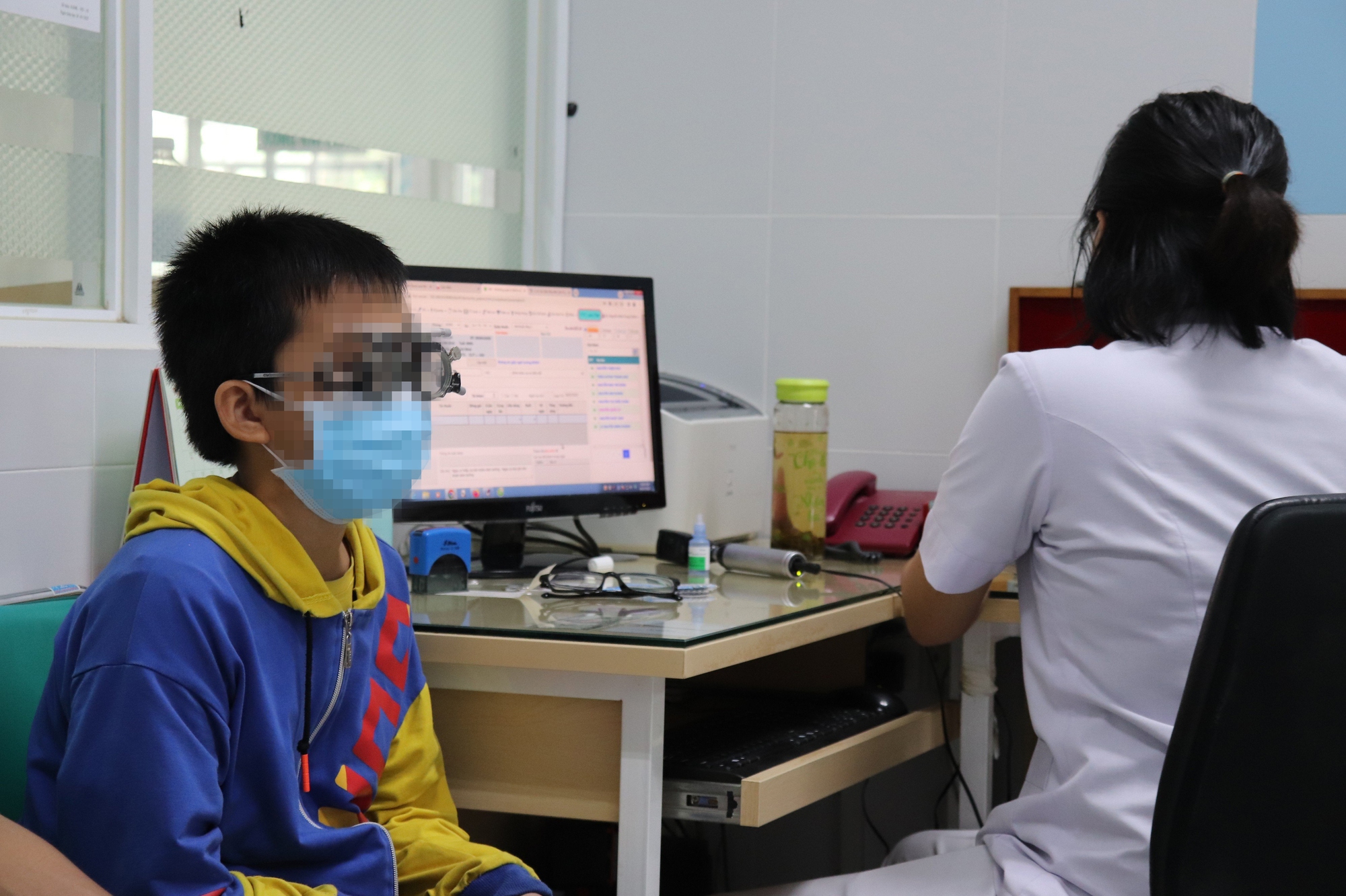 Trẻ mắc tật kh&uacute;c xạ tăng nhanh - Ảnh 1.