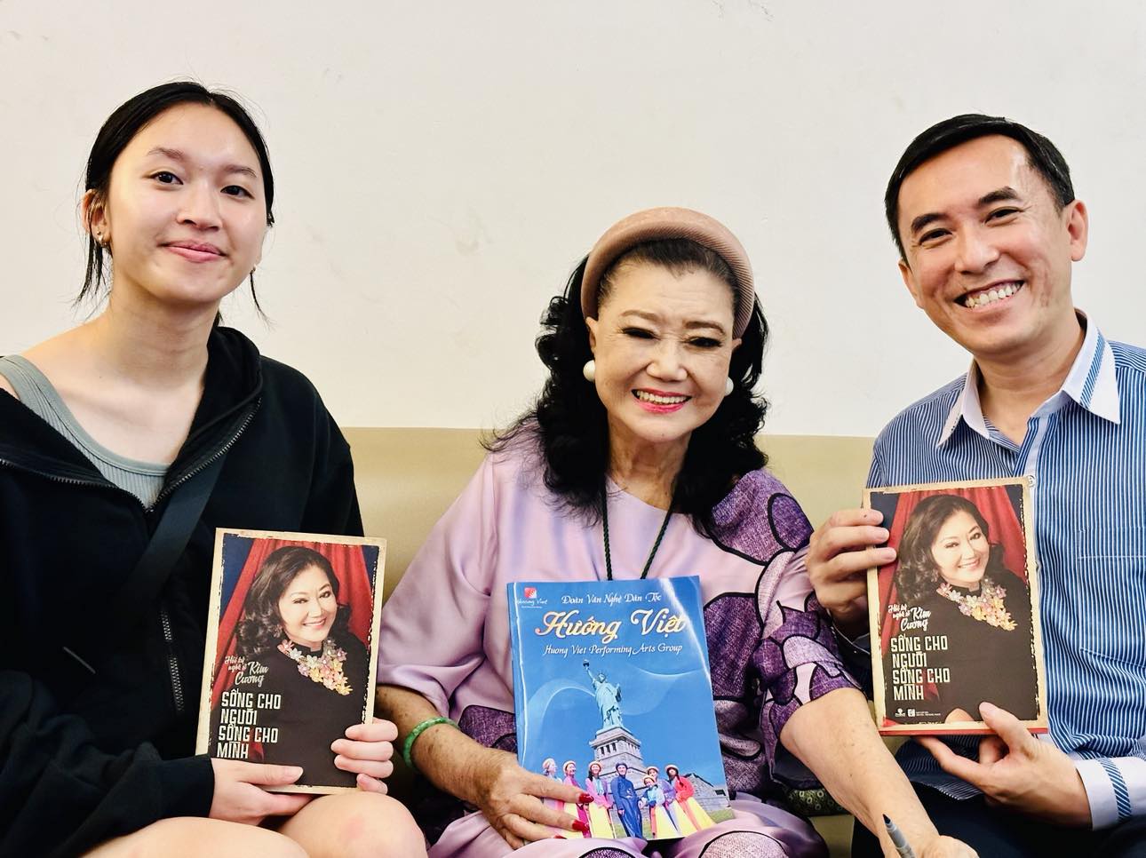 NSND Kim Cương bồi hồi hội ngộ người truyền dạy đàn tranh cho người Việt xa xứ
