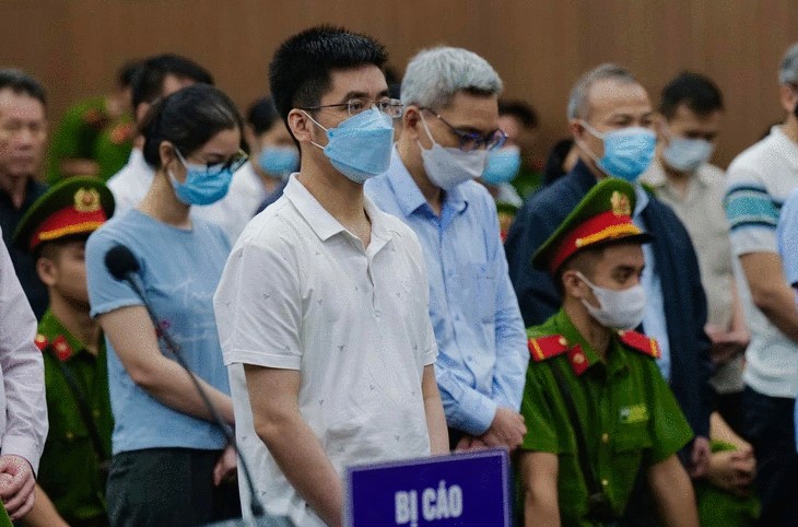 Luật sư: "Đem 42 tỉ đồng nhận hối lộ chia cho 30.000 người vụ "chuyến bay giải cứu" không lớn