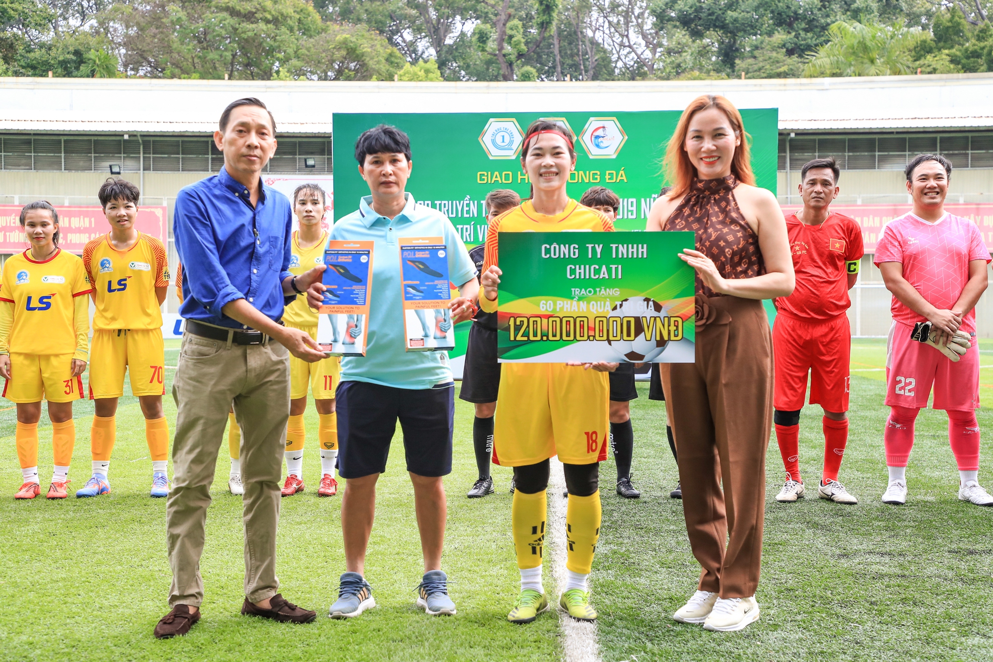 U19 nữ TP HCM giao lưu với cựu tuyển thủ, nhận c&aacute;c phần qu&agrave; bất ngờ trước Giải U19 to&agrave;n quốc - Ảnh 1.