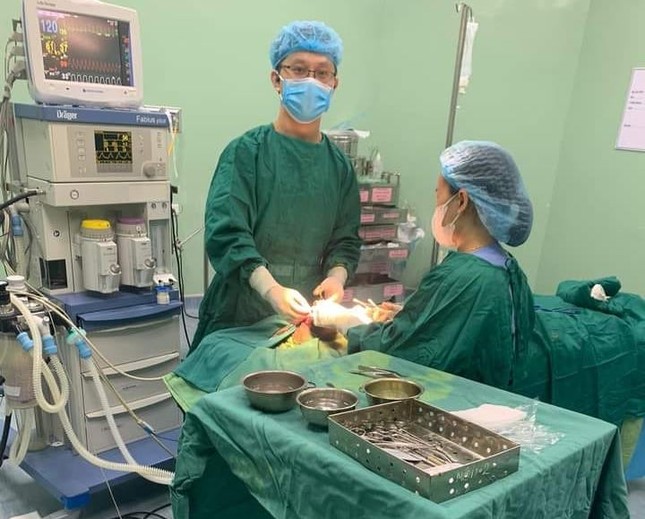 Đang ngồi chơi trước nhà, bé 5 tuổi bị con chó lạ cắn rách mặt