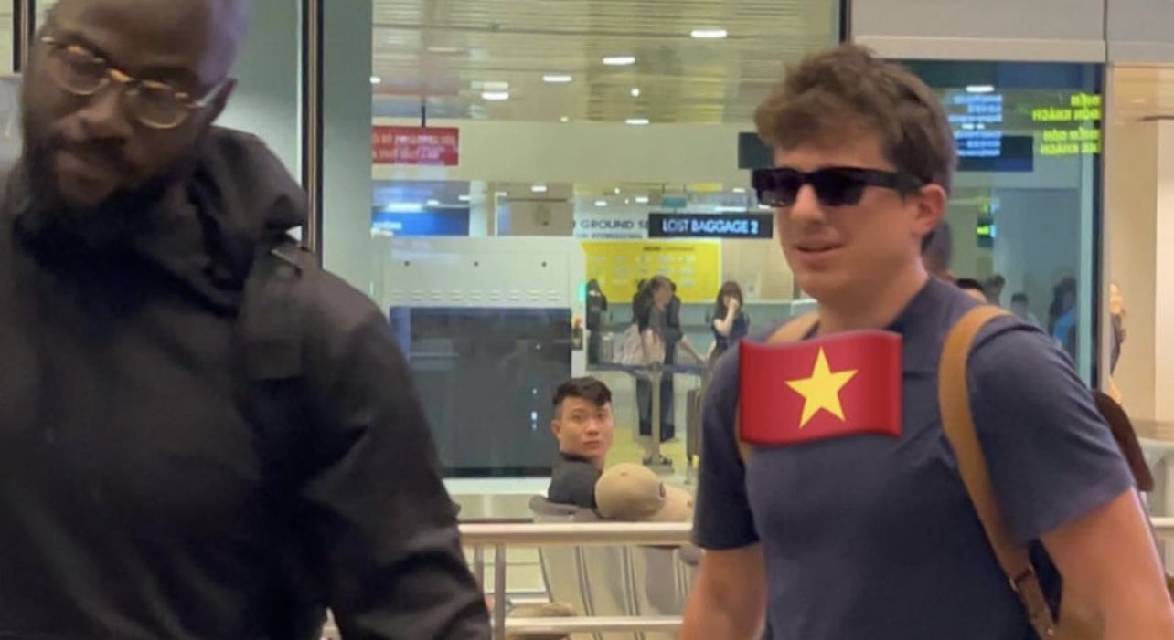 Ca sĩ Charlie Puth rạng rỡ đến Cam Ranh