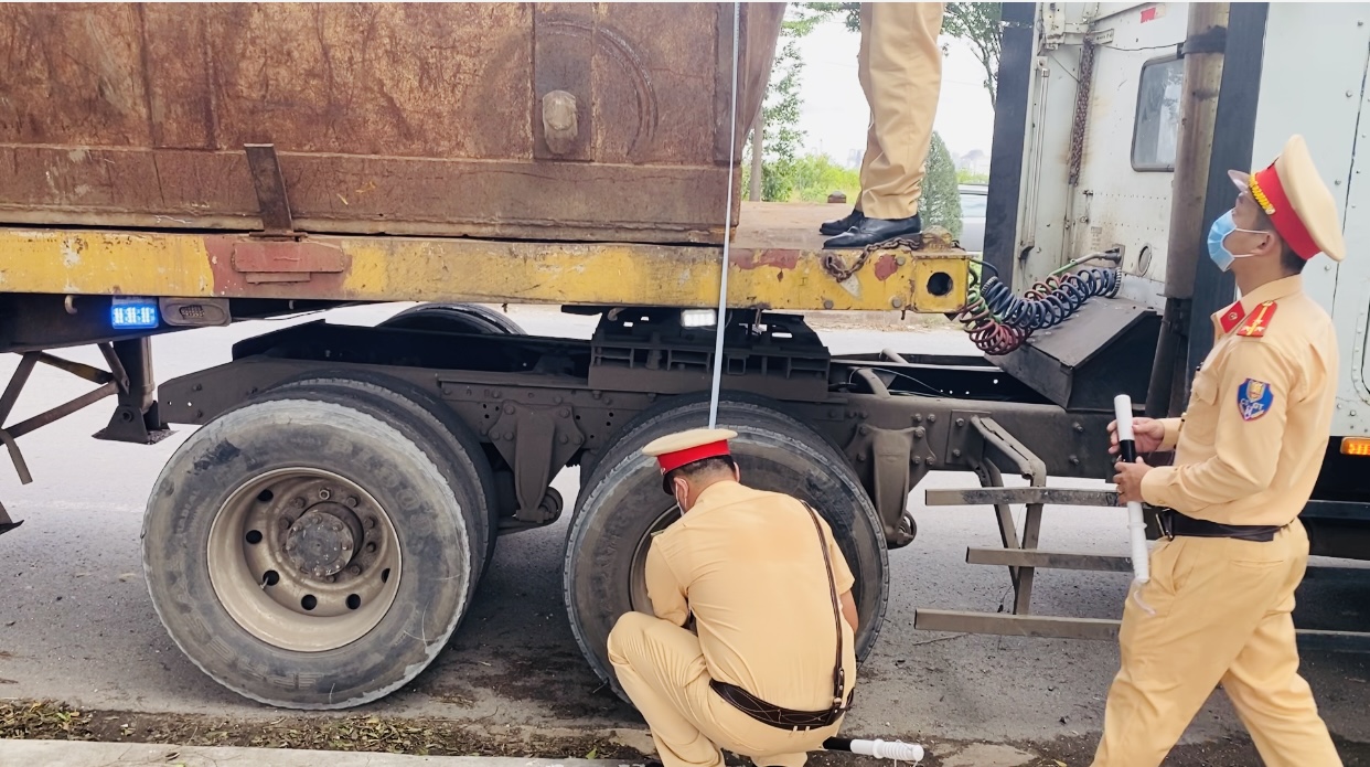 Công an mời chủ xe đầu kéo và tài xế đến làm rõ sau phản ánh của Báo Người Lao Động