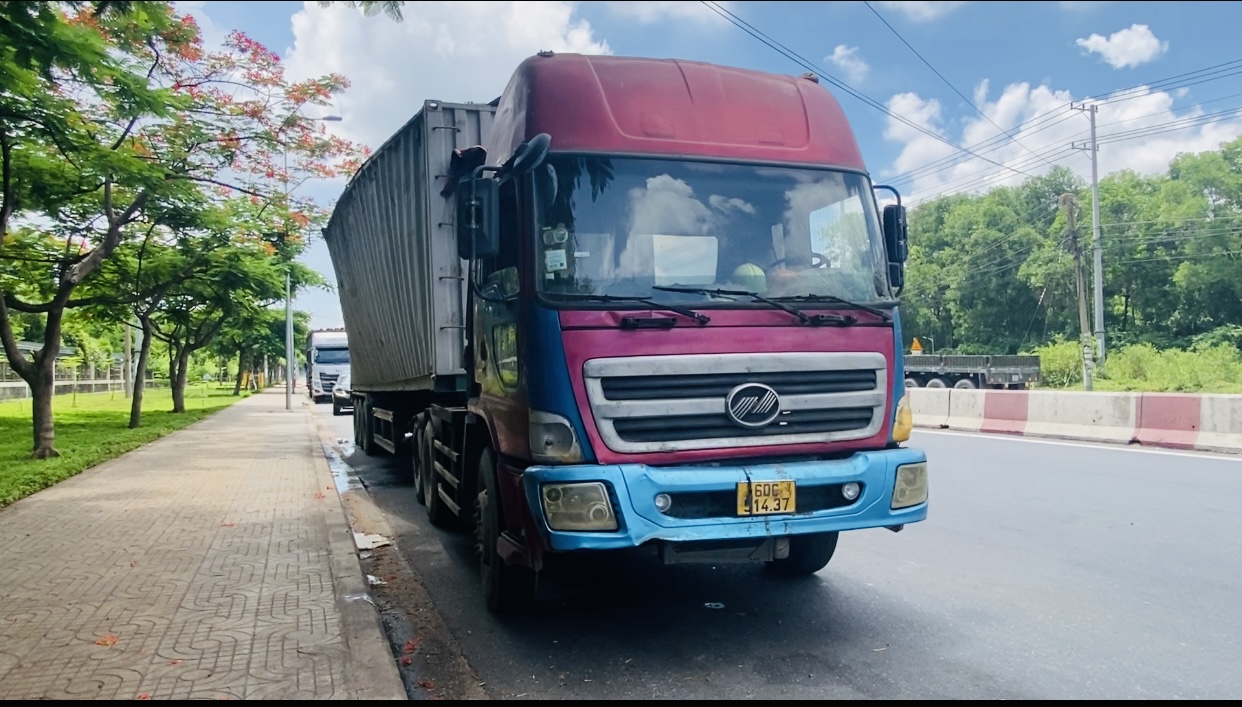 C&ocirc;ng an mời chủ xe đầu k&eacute;o v&agrave; t&agrave;i xế đến l&agrave;m r&otilde; sau phản &aacute;nh của B&aacute;o Người Lao Động - Ảnh 1.