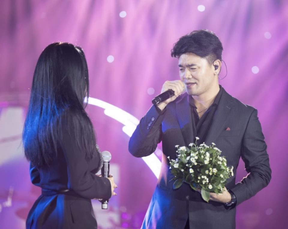 Ca sĩ Đan Kim hội ngộ Bằng Kiều tr&ecirc;n s&acirc;n khấu qu&ecirc; nh&agrave; - Ảnh 2.