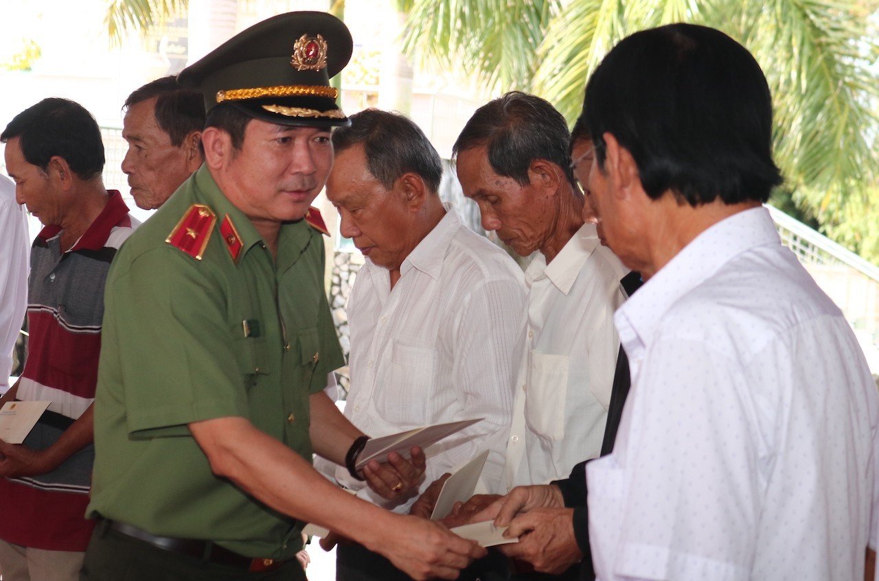L&atilde;nh đạo Cần Thơ, Hậu Giang v&agrave; thiếu tướng Đinh Văn Nơi trao qu&agrave; cho người c&oacute; c&ocirc;ng - Ảnh 4.