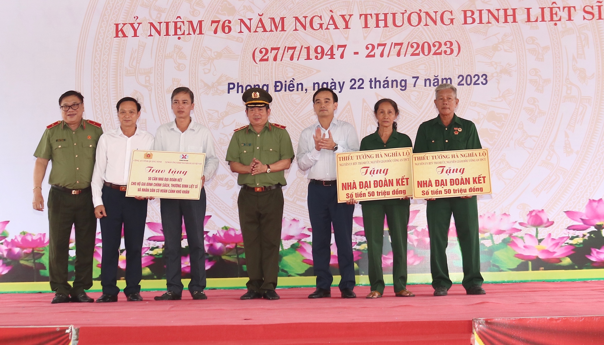 L&atilde;nh đạo Cần Thơ, Hậu Giang v&agrave; thiếu tướng Đinh Văn Nơi trao qu&agrave; cho người c&oacute; c&ocirc;ng - Ảnh 5.