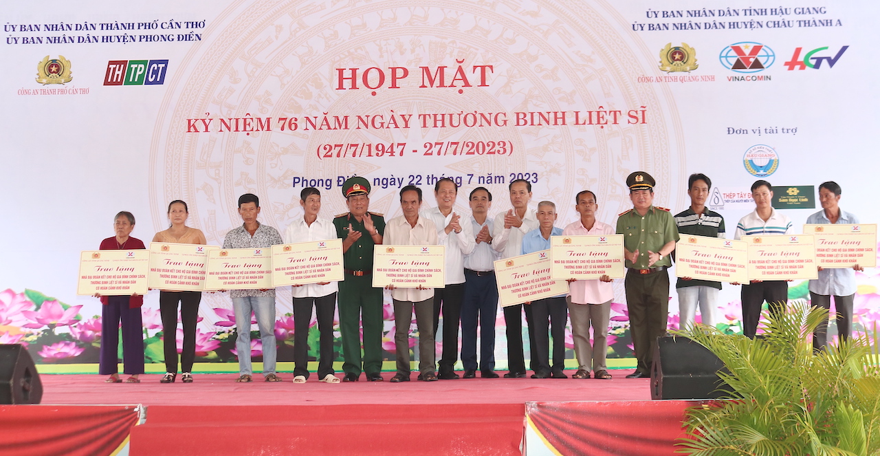 L&atilde;nh đạo Cần Thơ, Hậu Giang v&agrave; thiếu tướng Đinh Văn Nơi trao qu&agrave; cho người c&oacute; c&ocirc;ng - Ảnh 6.
