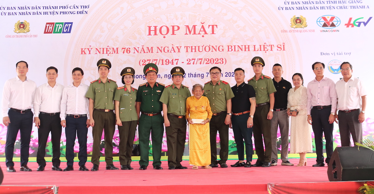 L&atilde;nh đạo Cần Thơ, Hậu Giang v&agrave; thiếu tướng Đinh Văn Nơi trao qu&agrave; cho người c&oacute; c&ocirc;ng - Ảnh 7.