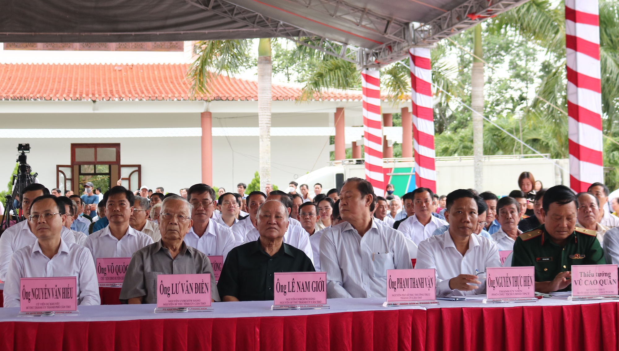 L&atilde;nh đạo Cần Thơ, Hậu Giang v&agrave; thiếu tướng Đinh Văn Nơi trao qu&agrave; cho người c&oacute; c&ocirc;ng - Ảnh 1.