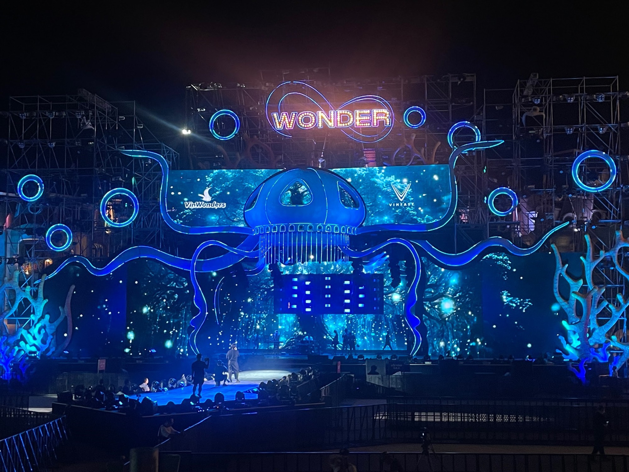 H&eacute; lộ s&acirc;n khấu tổng duyệt 8Wonder của Charlie Puth v&agrave; d&agrave;n sao Việt trước giờ G - Ảnh 13.