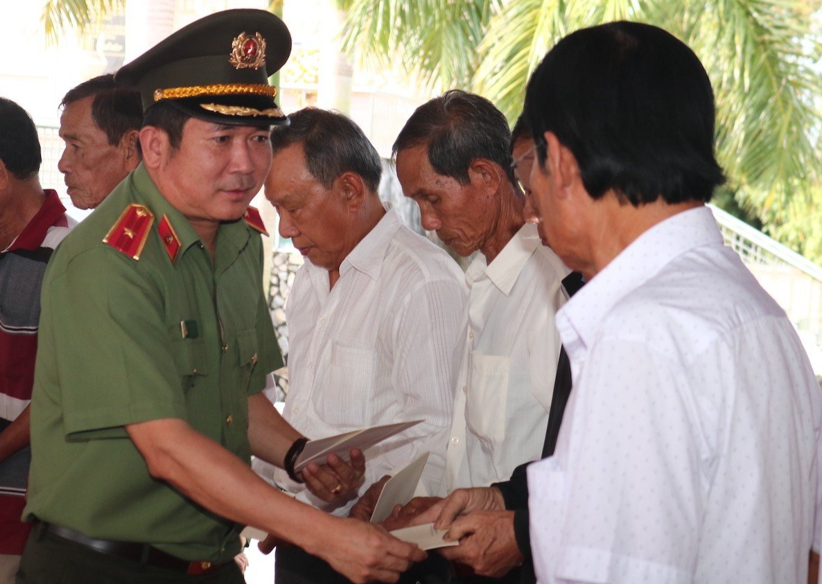 Lãnh đạo Cần Thơ, Hậu Giang và thiếu tướng Đinh Văn Nơi trao quà cho người có công