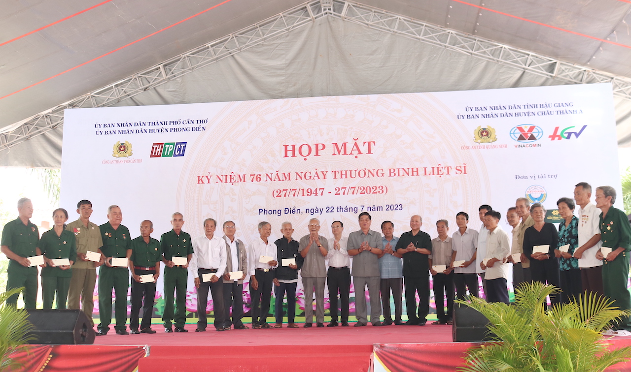 L&atilde;nh đạo Cần Thơ, Hậu Giang v&agrave; thiếu tướng Đinh Văn Nơi trao qu&agrave; cho người c&oacute; c&ocirc;ng - Ảnh 3.