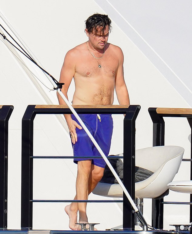Leonardo DiCaprio v&agrave; Tobey Maguire &ldquo;du h&iacute;&rdquo; b&ecirc;n d&agrave;n mỹ nh&acirc;n bikini - Ảnh 1.