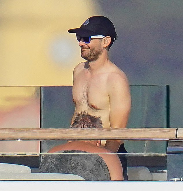 Leonardo DiCaprio v&agrave; Tobey Maguire &ldquo;du h&iacute;&rdquo; b&ecirc;n d&agrave;n mỹ nh&acirc;n bikini - Ảnh 6.
