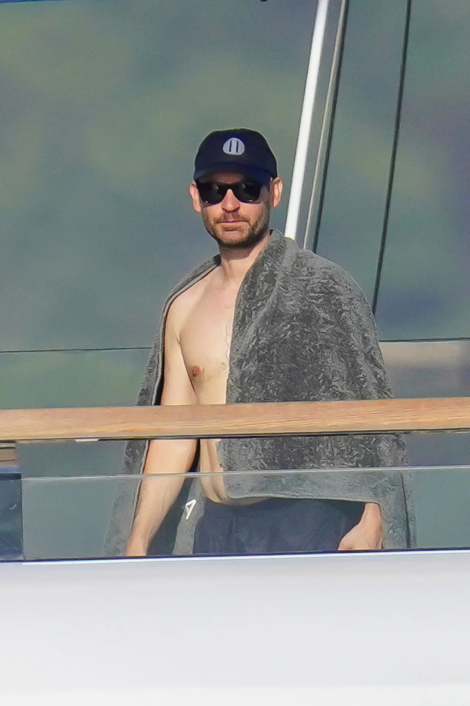 Leonardo DiCaprio v&agrave; Tobey Maguire &ldquo;du h&iacute;&rdquo; b&ecirc;n d&agrave;n mỹ nh&acirc;n bikini - Ảnh 2.