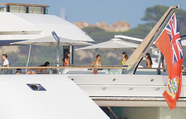 Leonardo DiCaprio v&agrave; Tobey Maguire &ldquo;du h&iacute;&rdquo; b&ecirc;n d&agrave;n mỹ nh&acirc;n bikini - Ảnh 3.