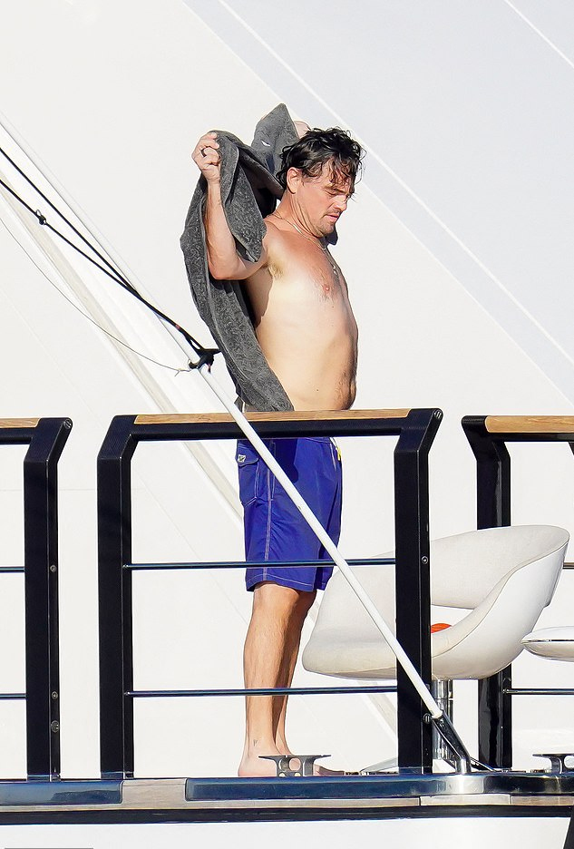 Leonardo DiCaprio v&agrave; Tobey Maguire &ldquo;du h&iacute;&rdquo; b&ecirc;n d&agrave;n mỹ nh&acirc;n bikini - Ảnh 5.