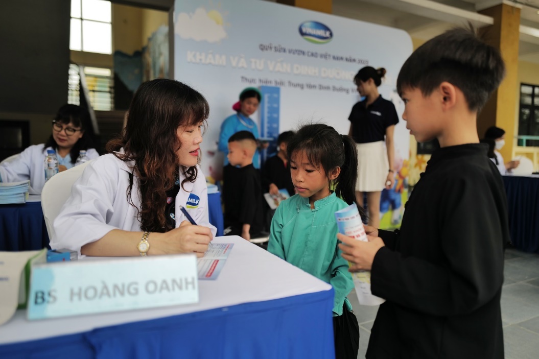 Theo chân quỹ sữa trên những hành trình “trao sữa, gửi niềm vui” - Ảnh 1.