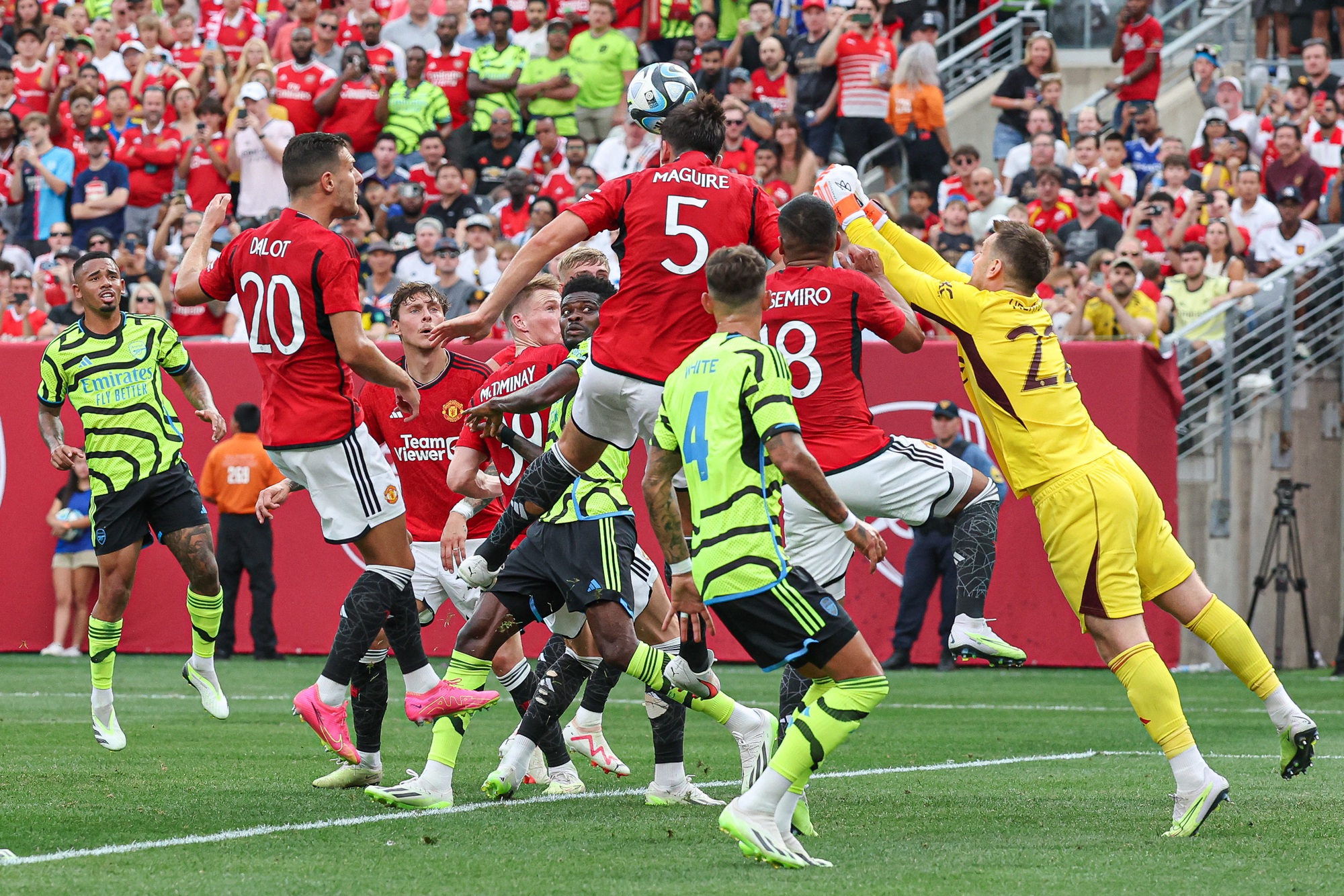 Arsenal gục ngã trước Man United tại sân MetLife 80.000 khán giả