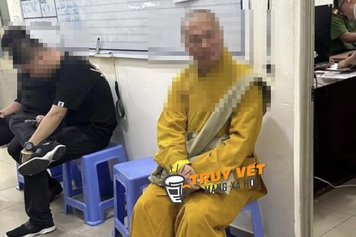 Xôn xao clip người đàn ông trọc đầu, mặc đồ giống nhà sư vào quán nhậu
