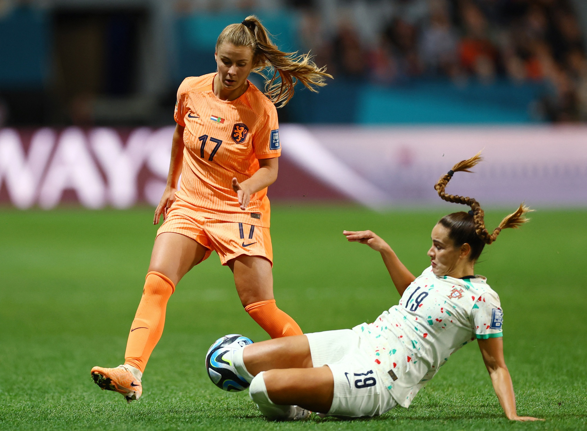 World Cup nữ 2023: H&agrave; Lan b&aacute;m s&aacute;t ng&ocirc;i đầu tuyển Mỹ - Ảnh 1.