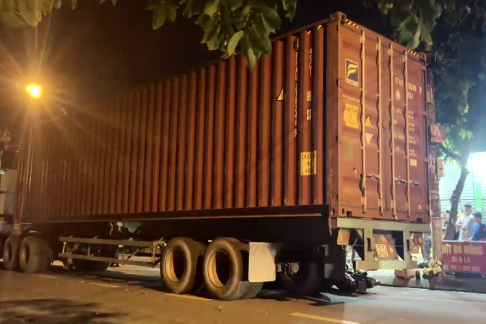 Sau âm thanh lớn, 1 người nằm chết cạnh xe container ở TP HCM