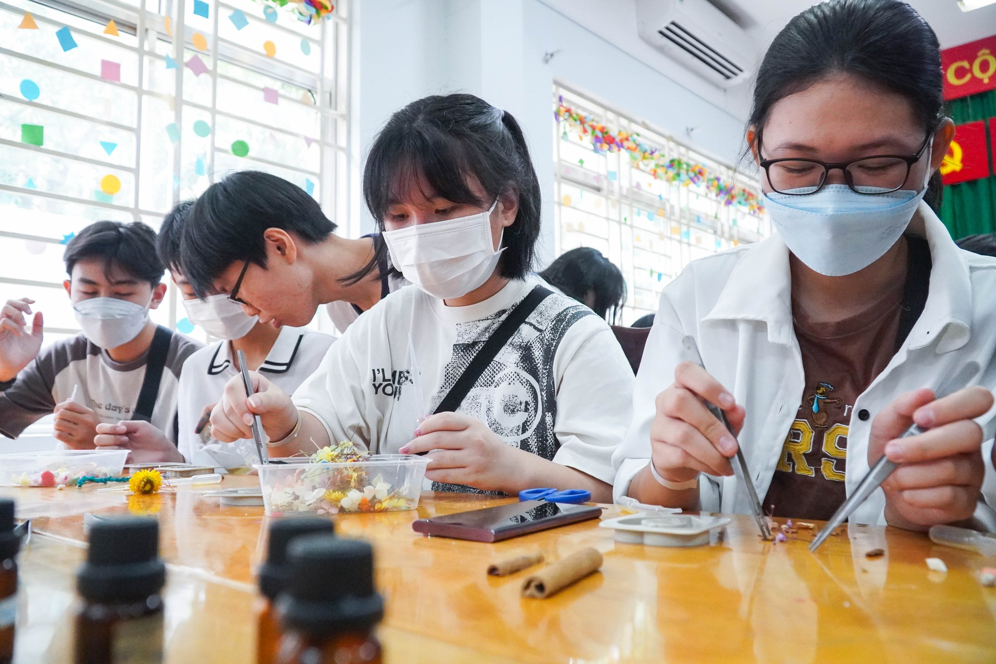 Học tr&ograve; l&agrave;m s&aacute;p thơm g&acirc;y quỹ cho trẻ em l&agrave; nạn nh&acirc;n chất độc da cam - Ảnh 6.