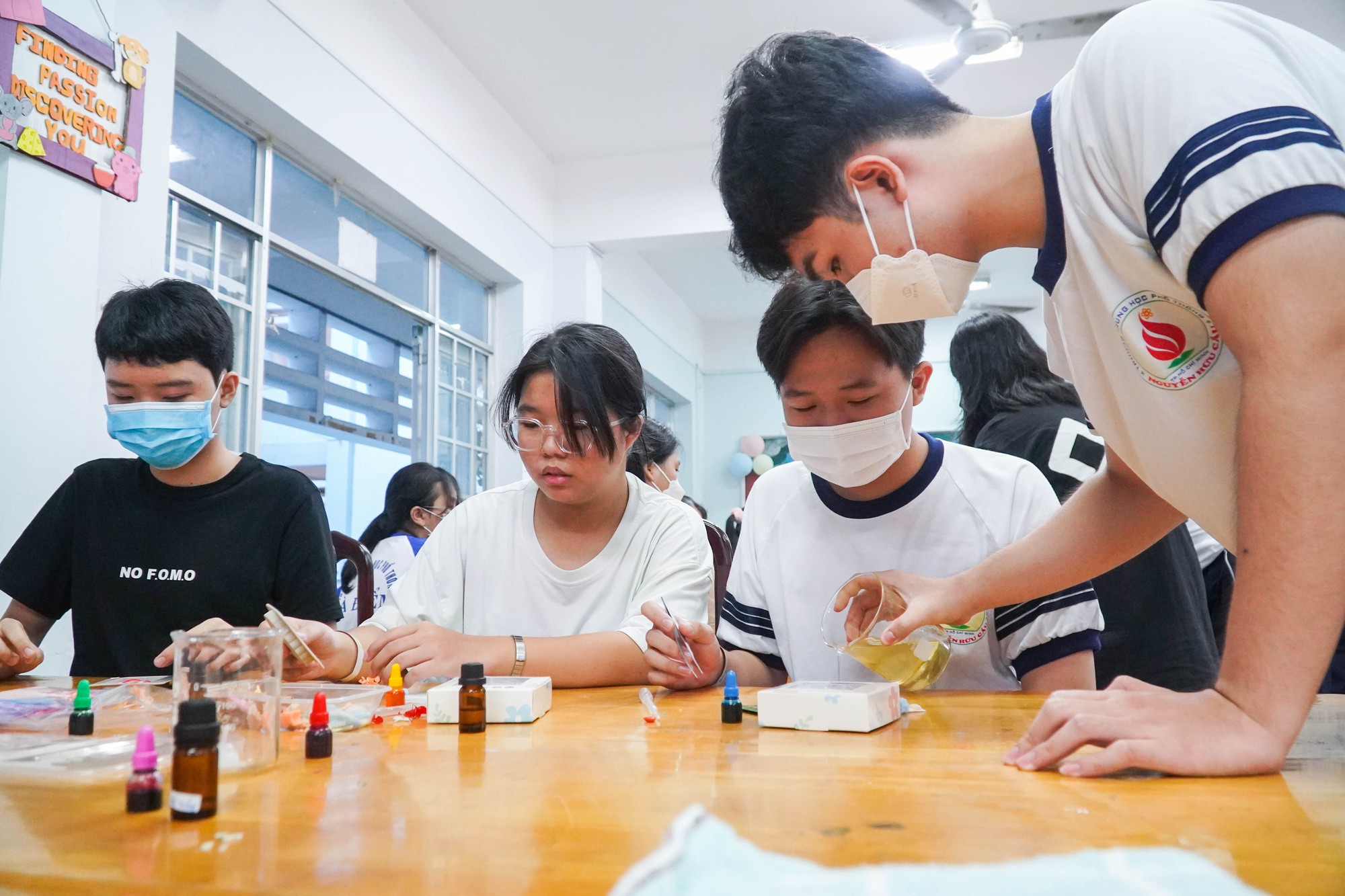 Học tr&ograve; l&agrave;m s&aacute;p thơm g&acirc;y quỹ cho trẻ em l&agrave; nạn nh&acirc;n chất độc da cam - Ảnh 10.