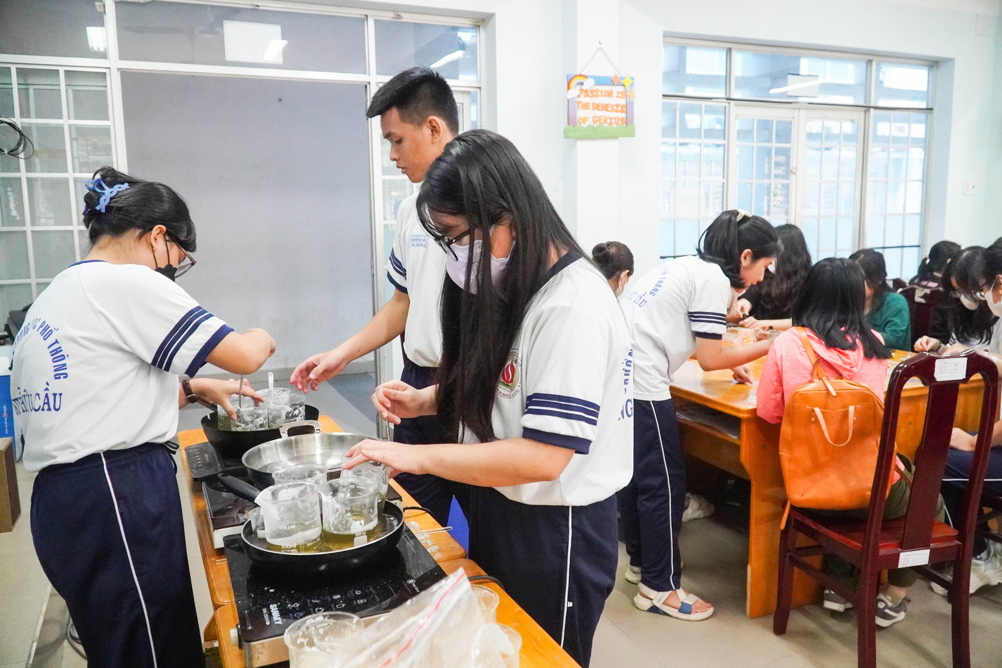 Học tr&ograve; l&agrave;m s&aacute;p thơm g&acirc;y quỹ cho trẻ em l&agrave; nạn nh&acirc;n chất độc da cam - Ảnh 2.