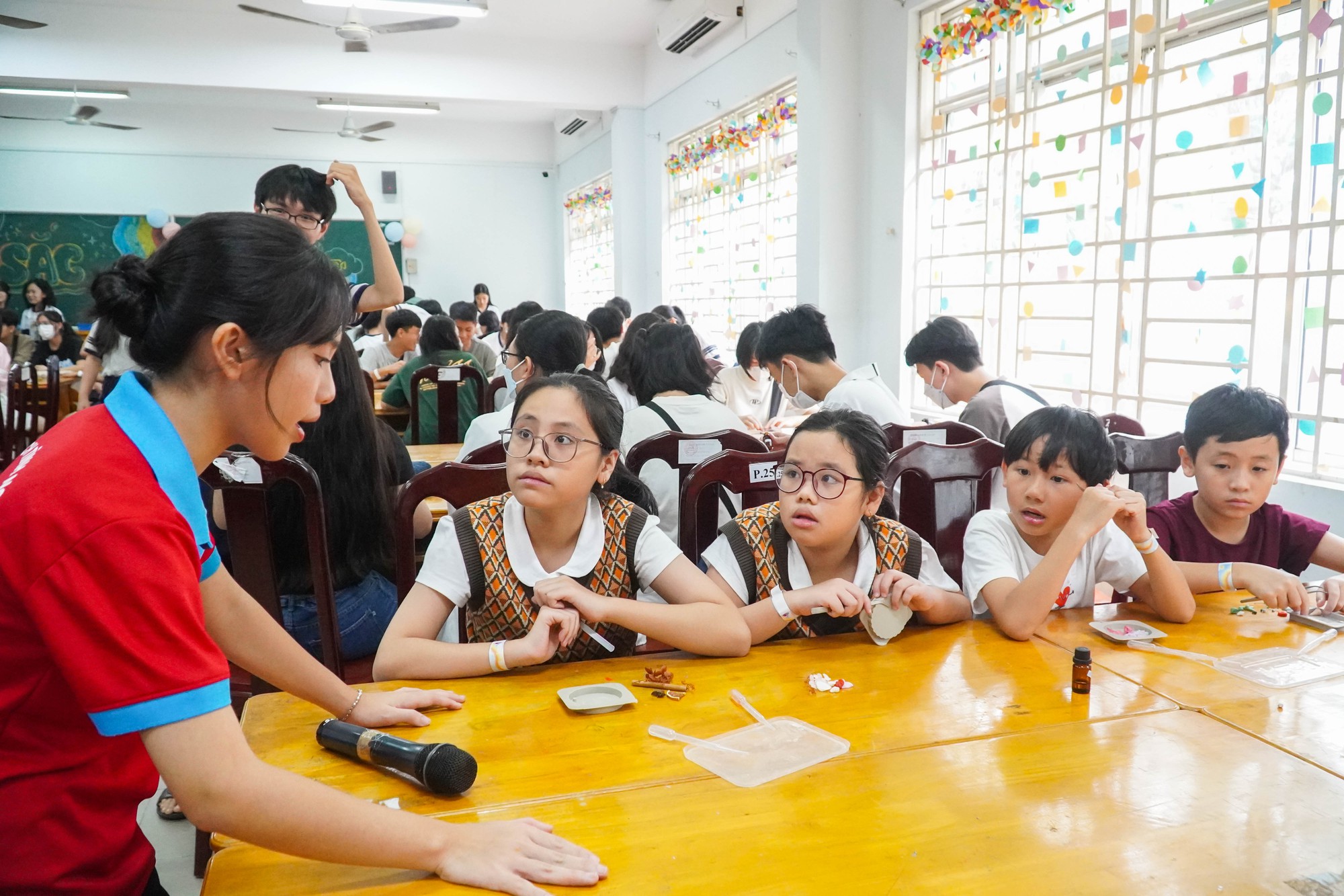 Học tr&ograve; l&agrave;m s&aacute;p thơm g&acirc;y quỹ cho trẻ em l&agrave; nạn nh&acirc;n chất độc da cam - Ảnh 5.