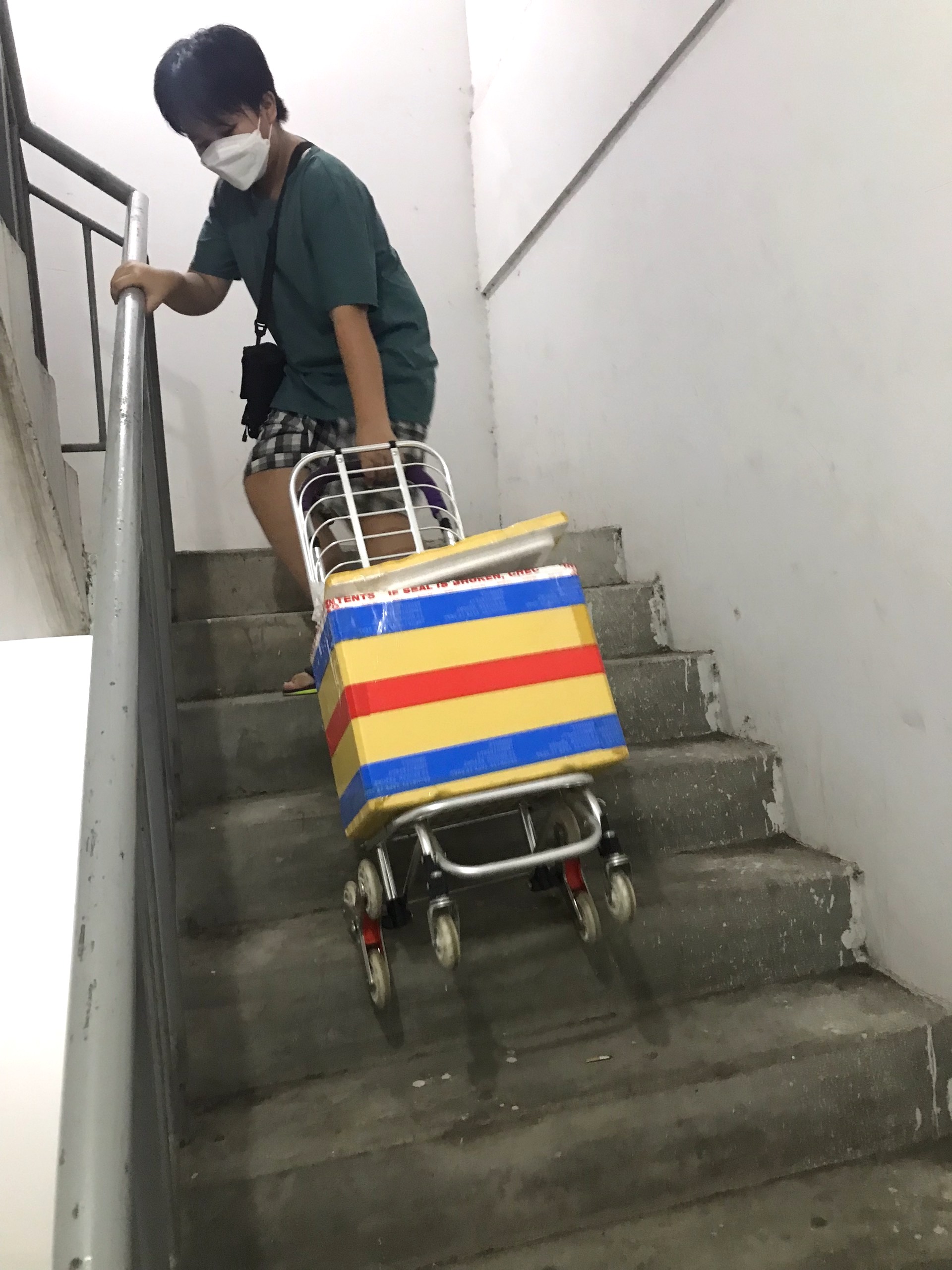CLIP: &Aacute;m ảnh thai phụ, người gi&agrave; leo bộ mấy chục tầng v&igrave; chung cư hư thang m&aacute;y cả th&aacute;ng - Ảnh 4.