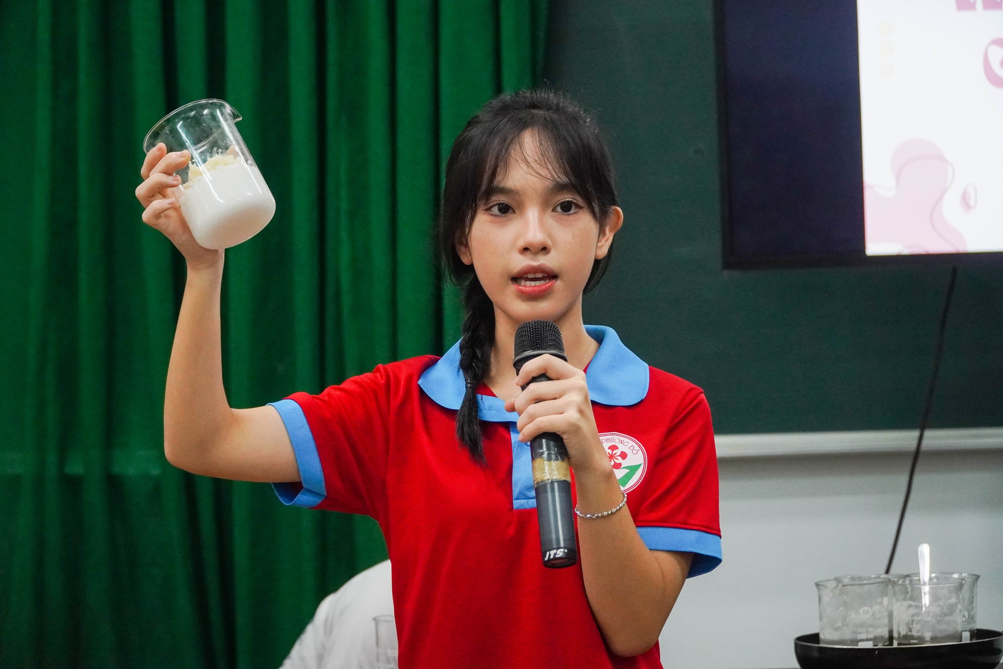 Học tr&ograve; l&agrave;m s&aacute;p thơm g&acirc;y quỹ cho trẻ em l&agrave; nạn nh&acirc;n chất độc da cam - Ảnh 4.