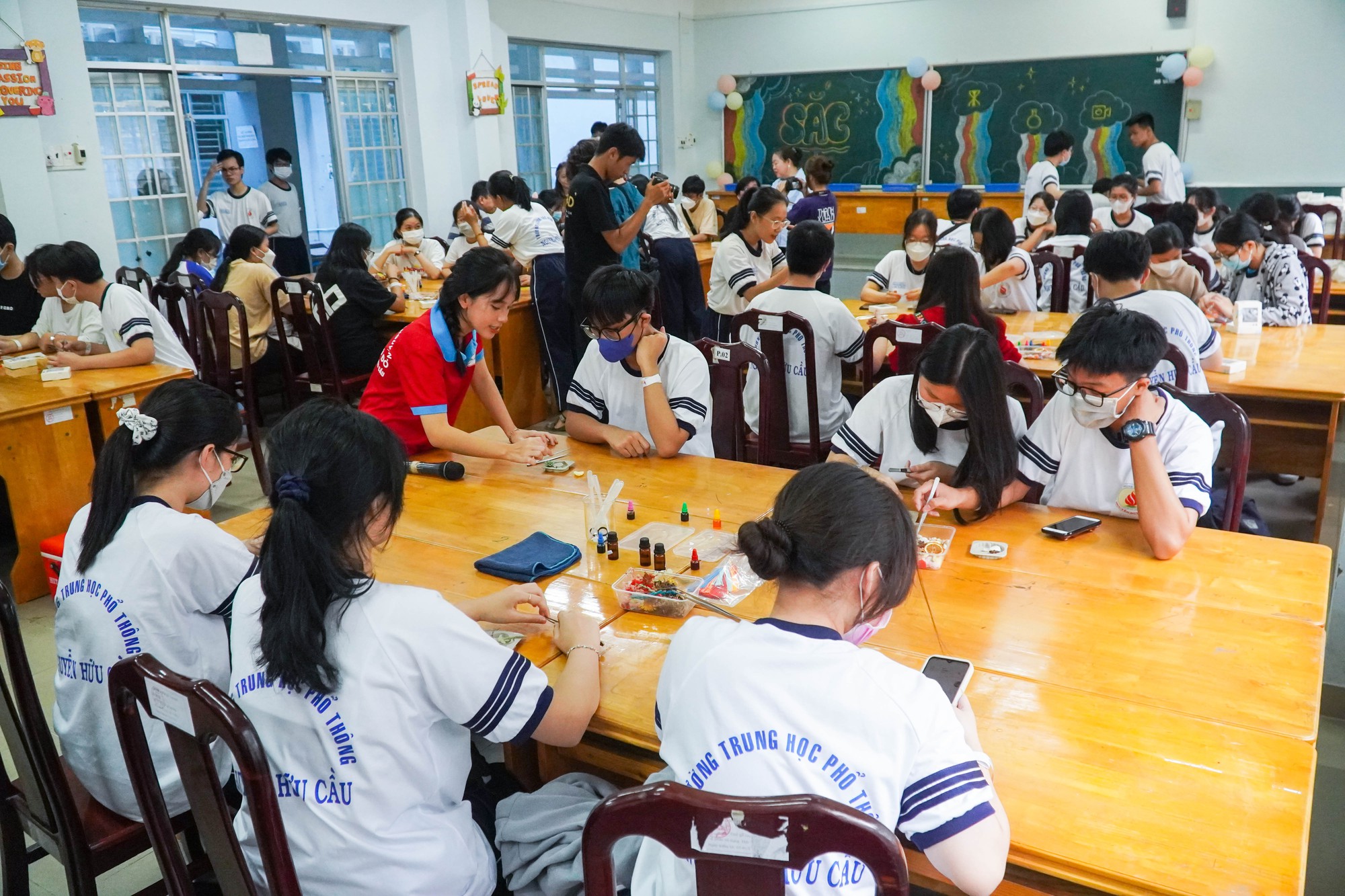 Học tr&ograve; l&agrave;m s&aacute;p thơm g&acirc;y quỹ cho trẻ em l&agrave; nạn nh&acirc;n chất độc da cam - Ảnh 1.