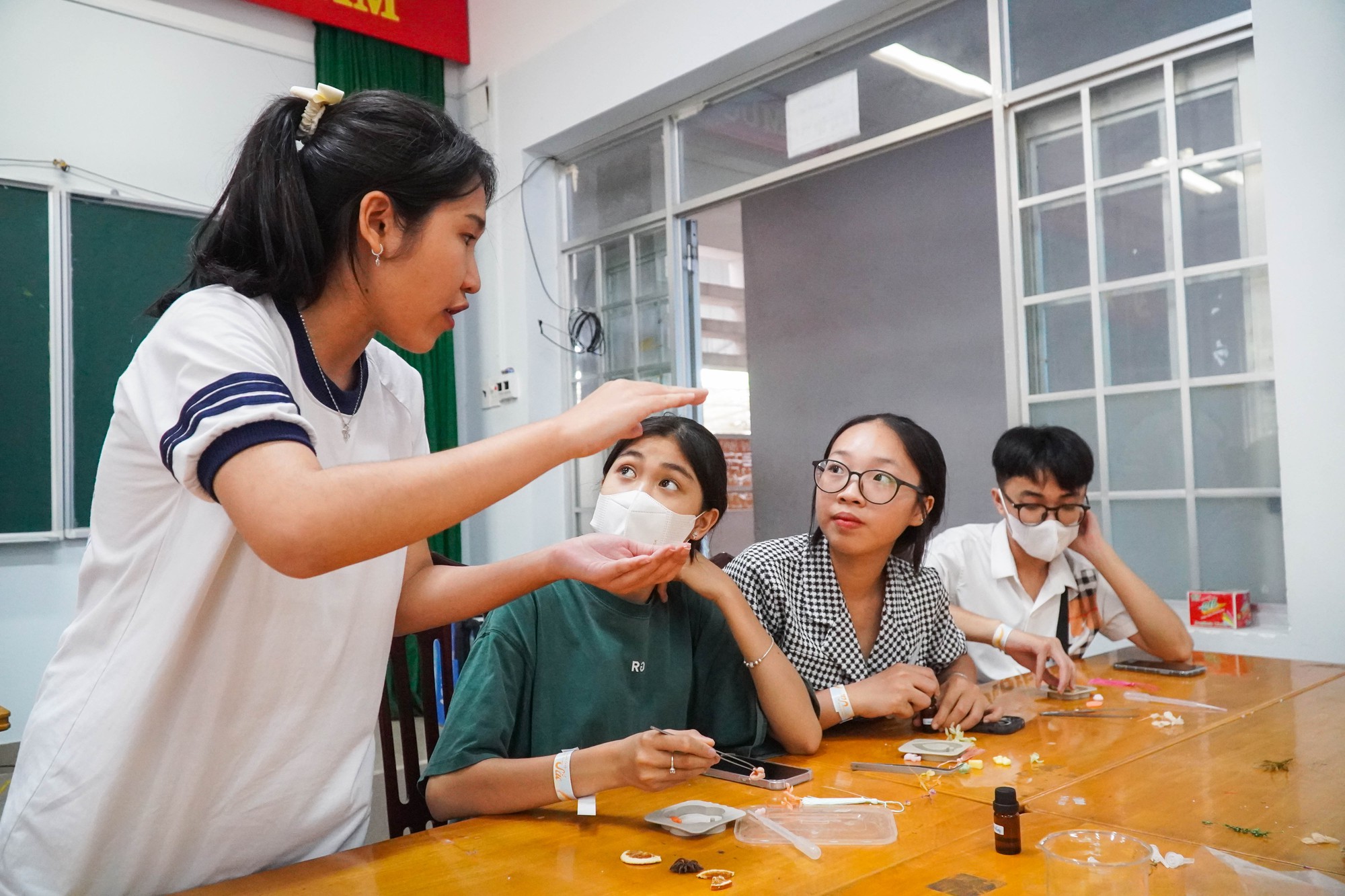 Học tr&ograve; l&agrave;m s&aacute;p thơm g&acirc;y quỹ cho trẻ em l&agrave; nạn nh&acirc;n chất độc da cam - Ảnh 14.