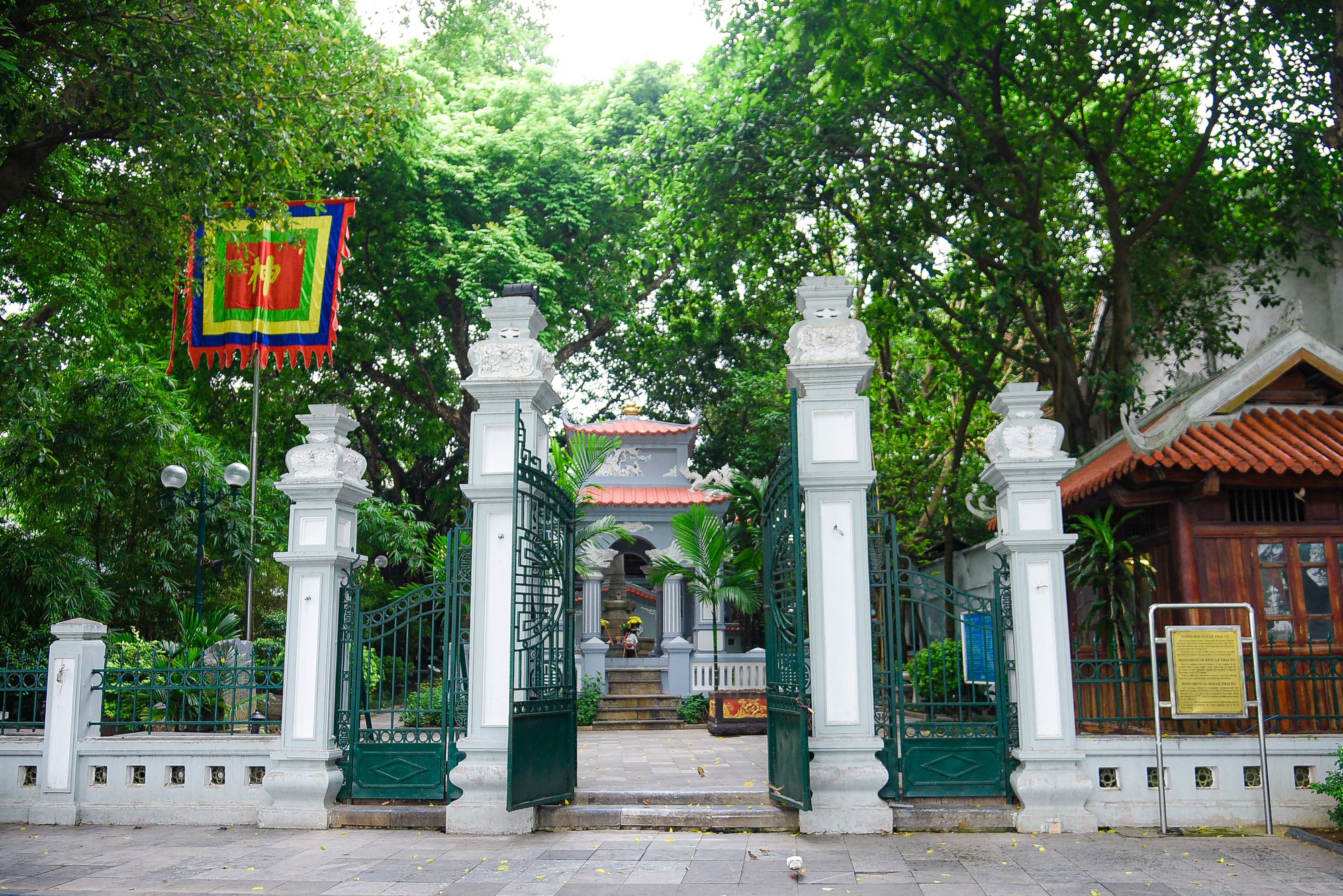 Chiêm ngưỡng bức tượng đồng vua Lê hơn trăm năm tuổi bên hồ Gươm - Ảnh 1.