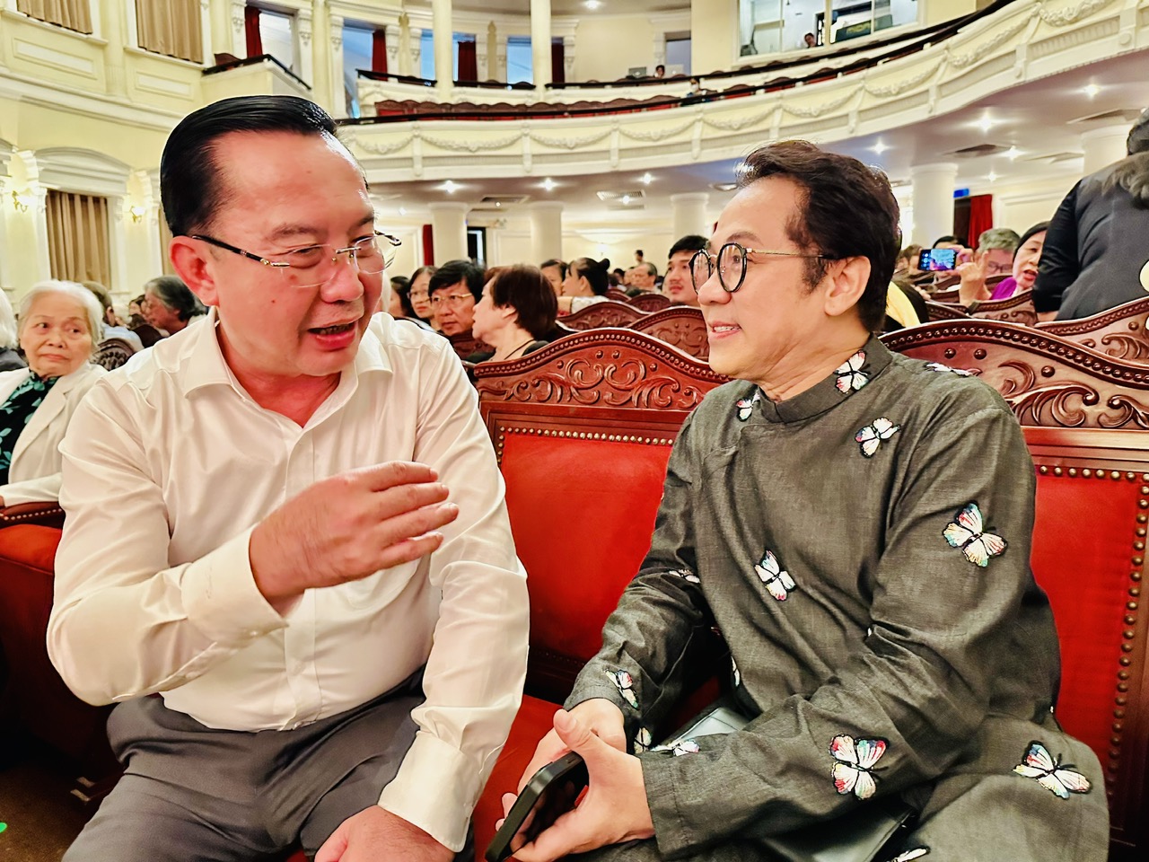 Nghệ sĩ, nghệ nh&acirc;n h&acirc;n hoan tham dự lễ trao Giải thưởng v&agrave; học bổng Trần Văn Kh&ecirc; - Ảnh 11.