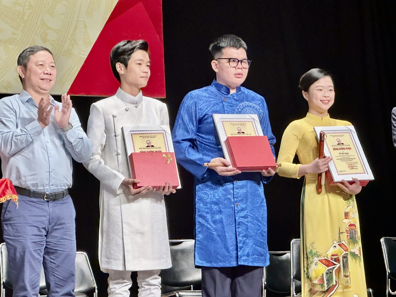 Nghệ sĩ, nghệ nh&acirc;n h&acirc;n hoan tham dự lễ trao Giải thưởng v&agrave; học bổng Trần Văn Kh&ecirc; - Ảnh 5.