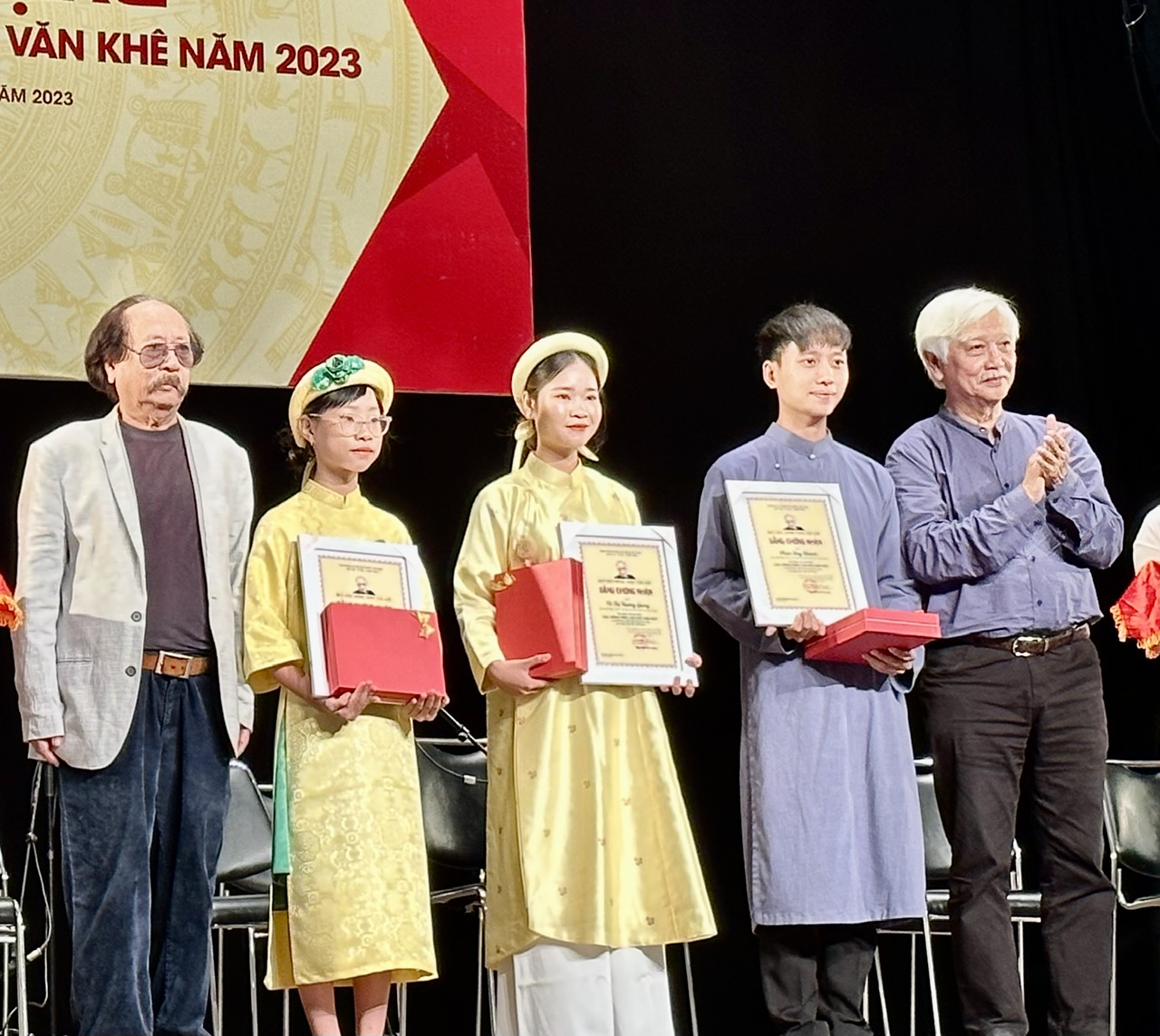 Nghệ sĩ, nghệ nh&acirc;n h&acirc;n hoan tham dự lễ trao Giải thưởng v&agrave; học bổng Trần Văn Kh&ecirc; - Ảnh 8.