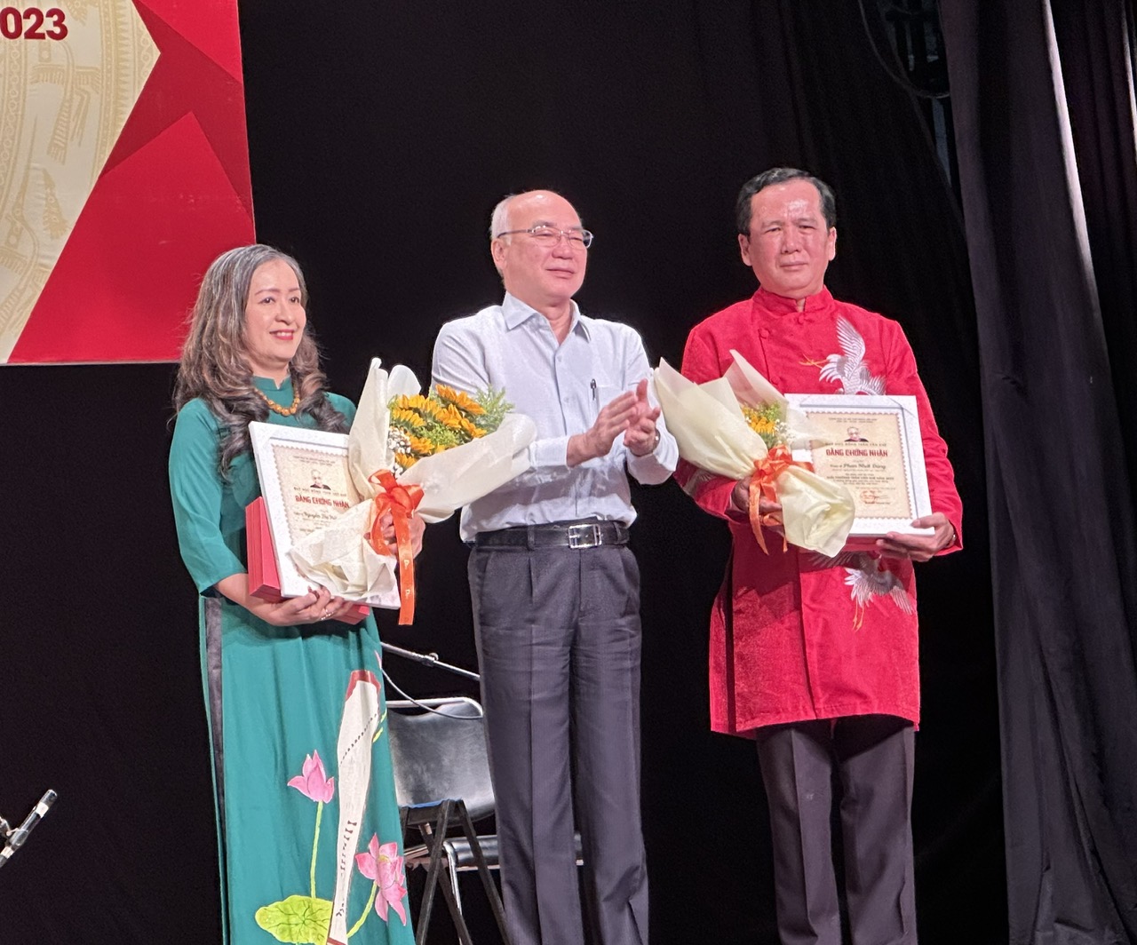 Nghệ sĩ, nghệ nh&acirc;n h&acirc;n hoan tham dự lễ trao Giải thưởng v&agrave; học bổng Trần Văn Kh&ecirc; - Ảnh 4.