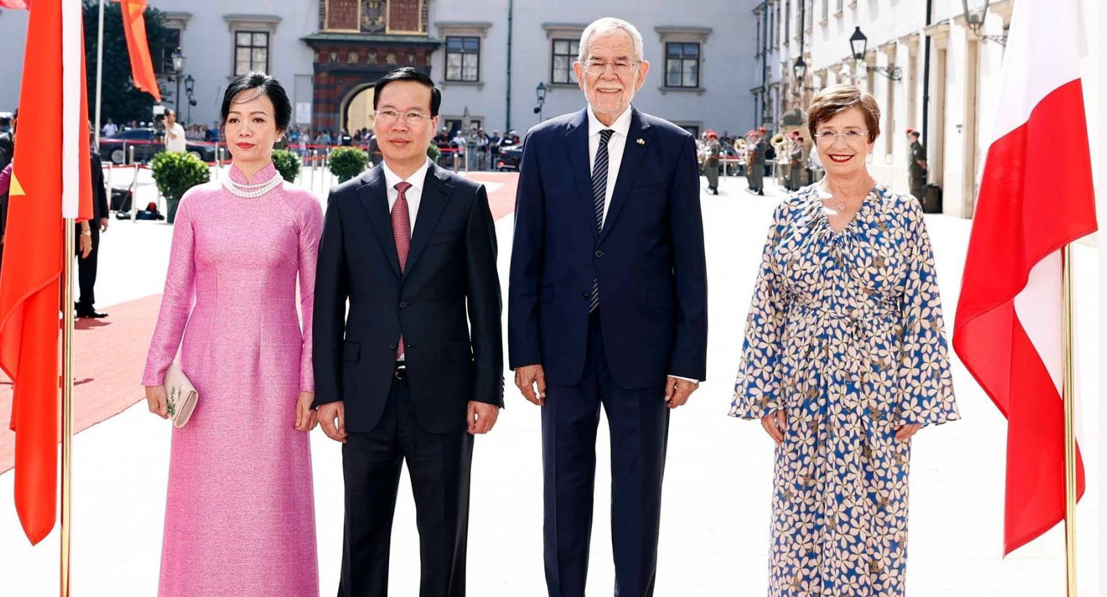 Cận cảnh lễ đ&oacute;n Chủ tịch nước V&otilde; Văn Thưởng thăm &Aacute;o tại Cung điện Hofburg - Ảnh 6.