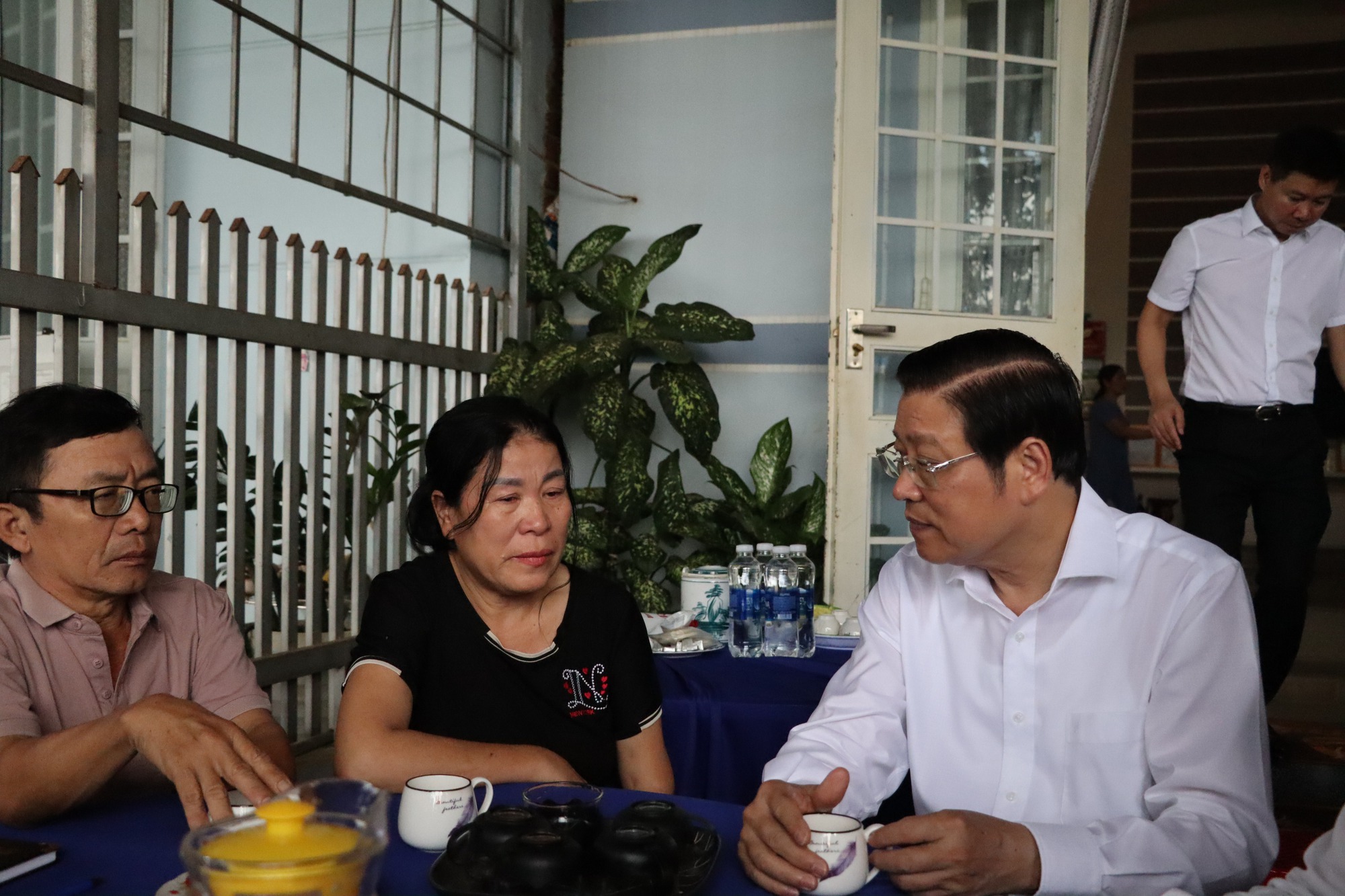 Trưởng Ban Nội chính Trung ương thăm hỏi gia đình các liệt sĩ trong vụ khủng bố ở Đắk Lắk